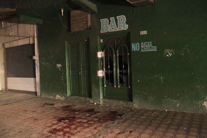 Ataque. Matan a tiros a un hombre y queda tirado afuera de un bar en Gómez.