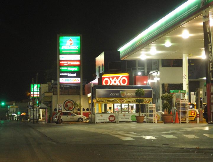 Crítico. Las gasolineras en la ciudad infringen reglamentos indispensables, de acuerdo a expertos.