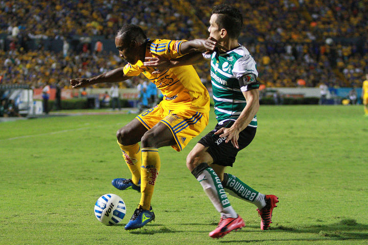 Juan Pablo Rodríguez pelea con la pelota ante Jofré Guerrón; anoche el 'Chato' fue el motor del equipo en el medio campo. 