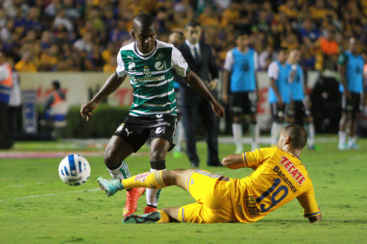 El colombiano Darwin Quintero fue la clave en el ataque santista, puso los pases para tres goles y falló otro par. 