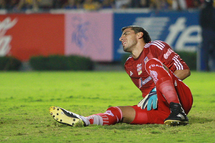El arquero Nahuel Guzmán de los Tigres  se lamenta después del gol desde la media cancha que le anotó Oswaldo Alanís. 