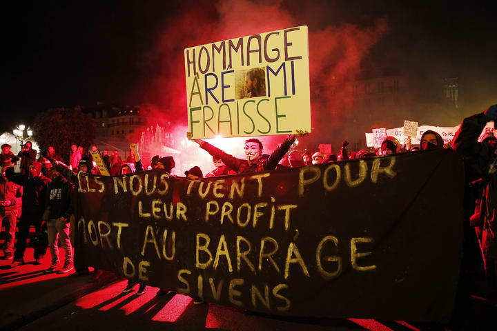 La manifestación celebrada anoche tuvo lugar en las inmediaciones del Ayuntamiento de París y fue convocada para protestar por la muerte de un joven en una manifestación. (EFE)