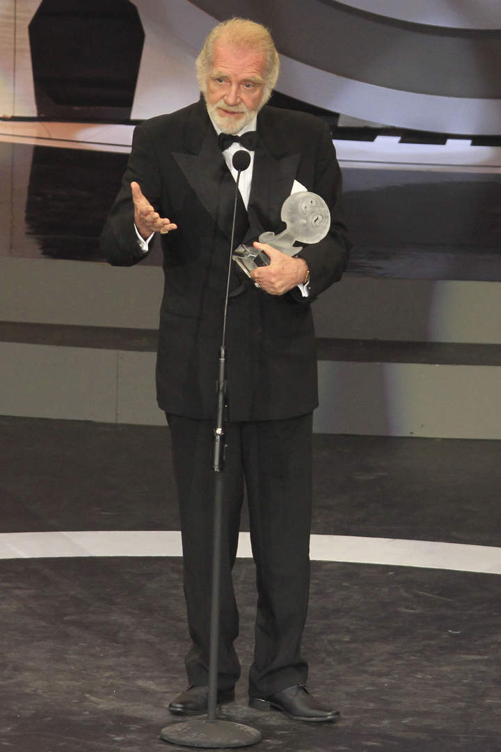 El actor Fernando Luján recibió la presea 'Trayectoria', la cual le fue otorgada por su destacada carrera. (El Universal)