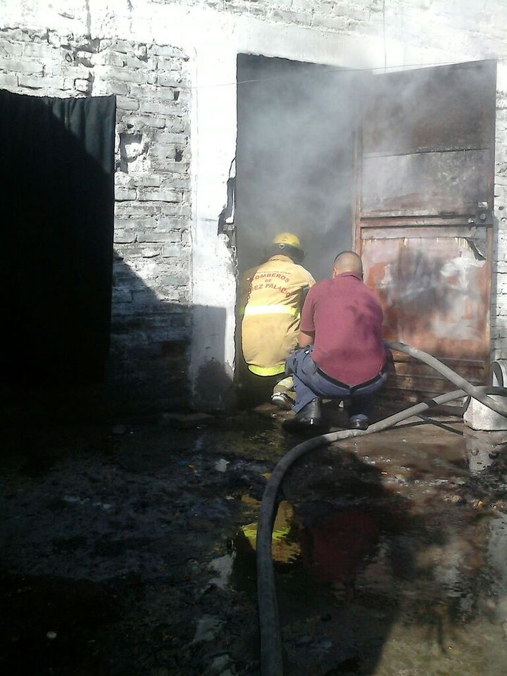 Incendio. Habitación arde en llamas en una colonia de Gómez, no hay lesionados.