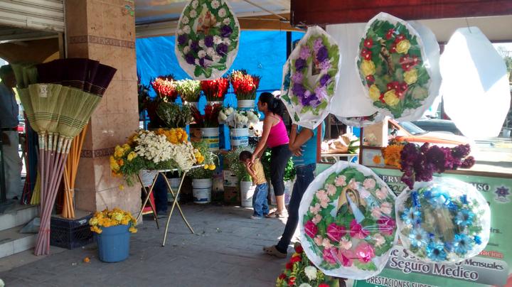 Los mismos vendedores del producto floral, indicaron que no les incrementaron los costos los proveedores, por lo que ellos también pueden ofrecer un precio accesible para los clientes. (EL SIGLO DE TORREÓN)
