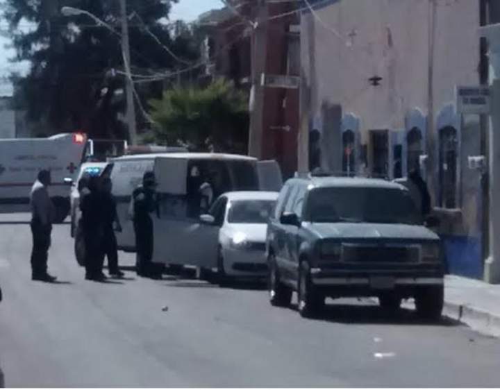 La víctima fue hallada en el interior del un Jetta blanco sin placas estacionado sobre la calle Díaz, entre Colón y Dolores del Río. (Twitter)