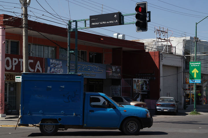 Nomenclatura poco visible. La nomenclatura de la avenida Independencia de Gómez Palacio, de día, es poco visible para los conductores.