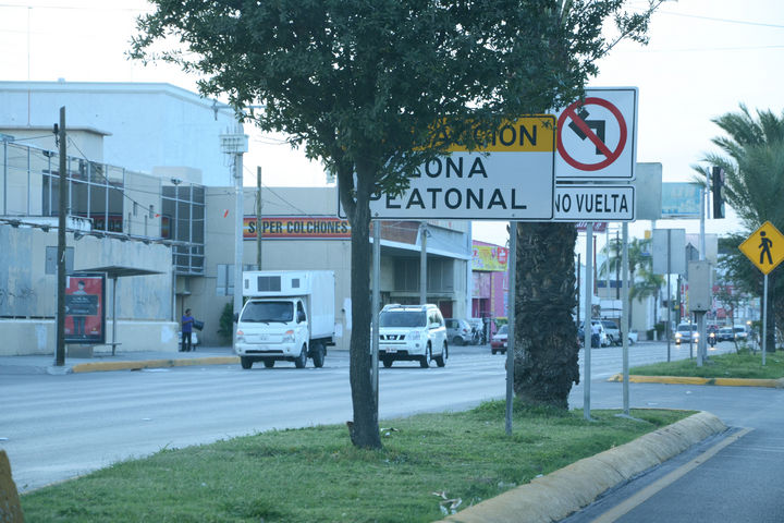 Letreros muy juntos en camellón. Sobre el bulevar Diagonal Reforma de Torréon, se encuentran dos letreros que indican 'No dar vuelta' y 'Zona Peatonal', no se distinguen porque están demasiado juntos.