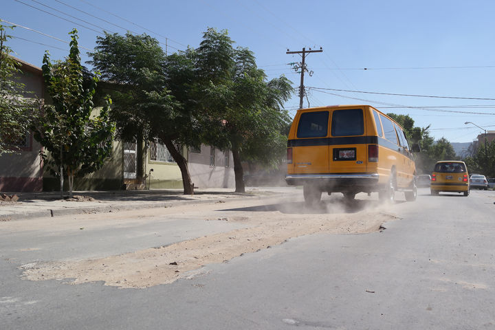Calles en mal estado. Sobre la calle Javier Mina de la ciudad de Torreón, se encuentra la carpeta asfáltica en malas condiciones.