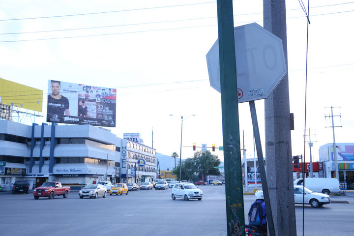 Señales ocultas. La señal de alto (derecha), no se ve con claridad, es en la calzada Abastos y Diagonal Reforma en Torreón.