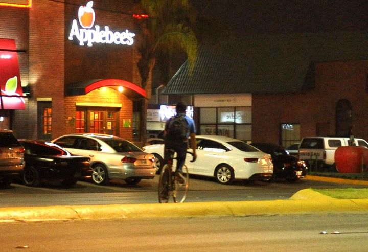 Ciclistas circulan por donde pueden. No hay señalamientos para los ciclistas, además de que circulan sin luces y en sentido contrario sobre el bulevar Independencia de la ciudad de Torreón.