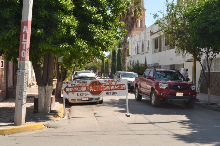 Nadie respeta avisos. En la esquina de la avenida General Coronado y calle Miguel Hidalgo de Lerdo la señalética está grafiteada.