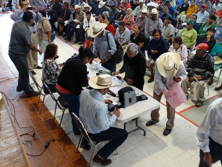 En Madero. Firman el programa de '65 y más'.