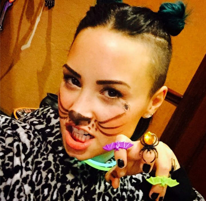   Demi Lovato mostró su disfraz como una “gatita traviesa