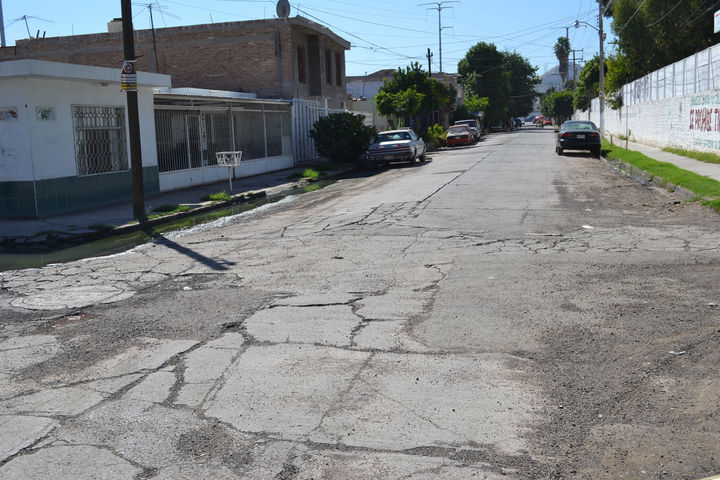 En malas condiciones. No sólo los baches son el problema en las calles de Gómez Palacio,  hay algunos pavimentos en condiciones deplorables,  tal es el caso de esta calle de la Héctor Mayagoitia. 