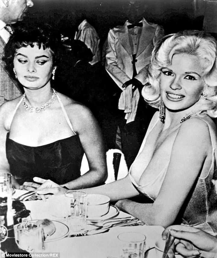 Polémica. La famosa imagen donde aparece la actriz Sophia Loren viendo el pecho de Jayne Mansfield fue tomada en 1957.