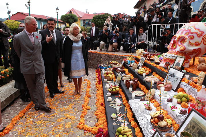 El príncipe y la duquesa, en el Centro Histórico del pueblo, conocieron algunas tradiciones con las que mexicanos recordamos a nuestros difuntos. (EFE)
