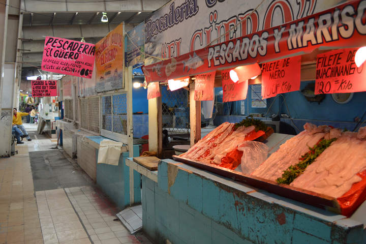 Siguen en pie. La tradicional pescadería 'El Güero' es uno de los negocios que persisten en el interior del Mercado Juárez.
