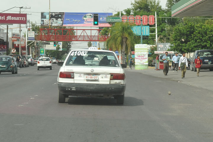 Frontera. Los taxistas de Gómez Palacio y los de Torreón, prefieren no cruzar de un lado al otro.