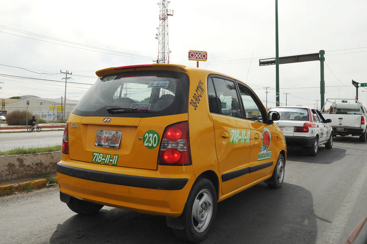 Prevención. Aunque los taxis de Torreón no tienen el mismo problema que en Gómez Palacio, pocos se 'atreven' a cruzar.