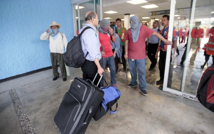 Manifestantes tomaron el aeropuerto de Acapulco en protesta por la desaparición de los 43 normalistas de Ayotzinapa. (El Universal)