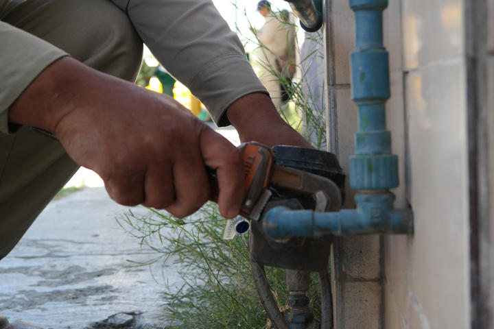 A partir del mes de enero del 2015, no se le brindará el suministro de agua potable a quien no pague conjuntamente el servicio de aseo público. (ARCHIVO)