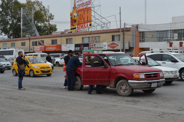Revisión. Taxis y otros vehículos eran revisados por elementos policiales en el operativo.