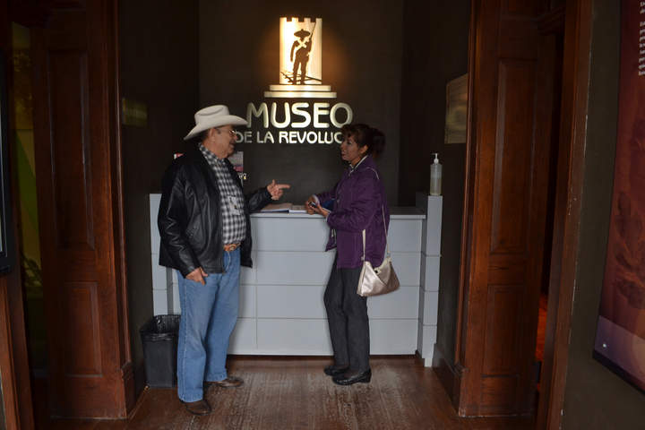 Historia. El museo de la Revolución cuenta con cuatro salas que explican la historia de los acontecimientos vividos, está abierto de 10 de la mañana a seis de la tarde de martes a domingo. 
