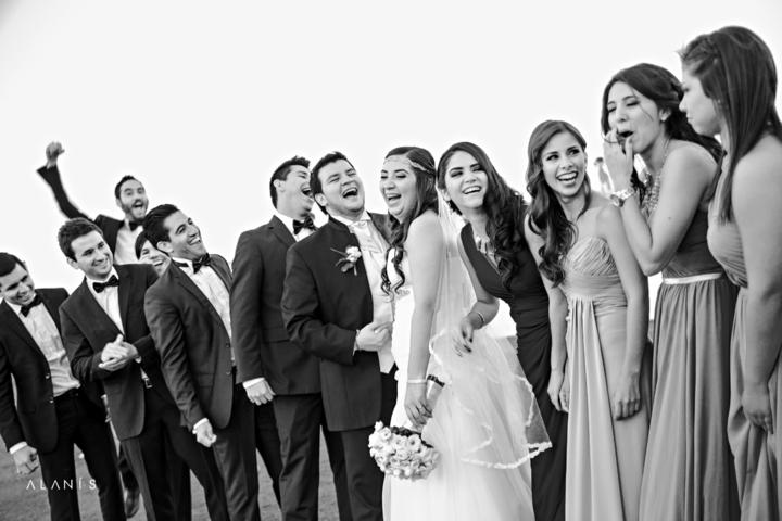 Mariana Elizabeth Bello Medina y Ricardo Carlos Alvarado Orozco lucieron muy felices junto a sus amigos.- Alanís Fotografía
