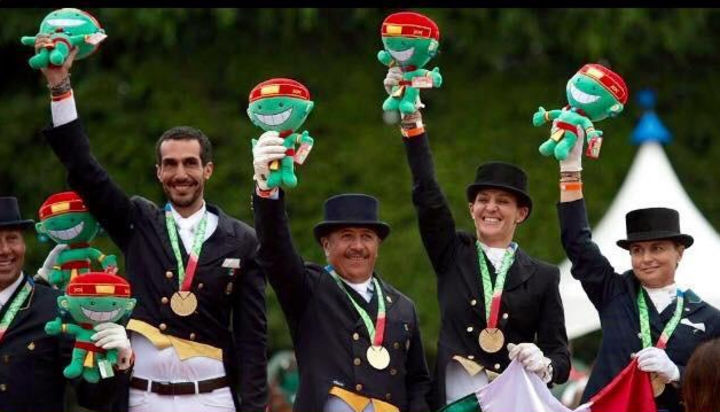 Los ganadores en adiestramiento ecuestre posan con sus preseas. Con 60 años, José Luis Padilla gana oro