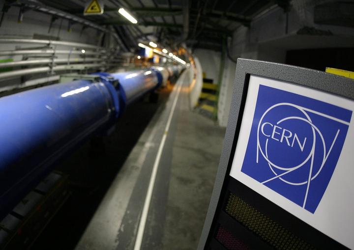 Esta observación ha sido descubierta por el experimento LHCb del Gran Colisionador de Hadrones (LHC) del CERN, el enorme cilindro de 27 kilómetros de largo situado en el subsuelo de Ginebra. (ARCHIVO)