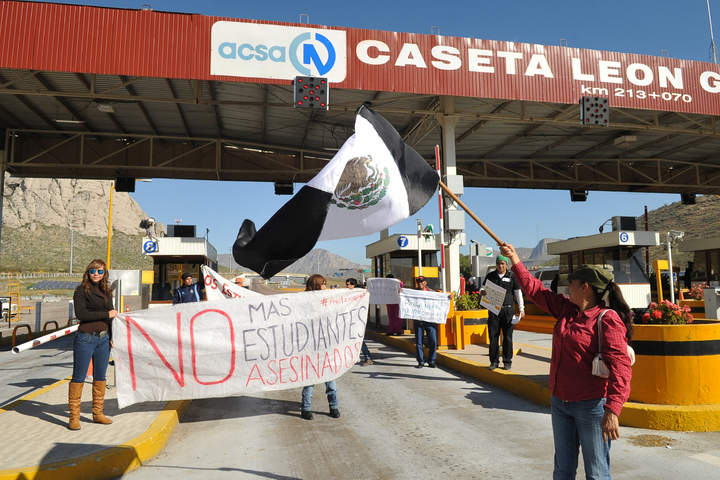 Los alumnos lanzaron protestas en contra de Enrique Peña Nieto por el caso Ayotzinapa. (El Siglo de Torreón)