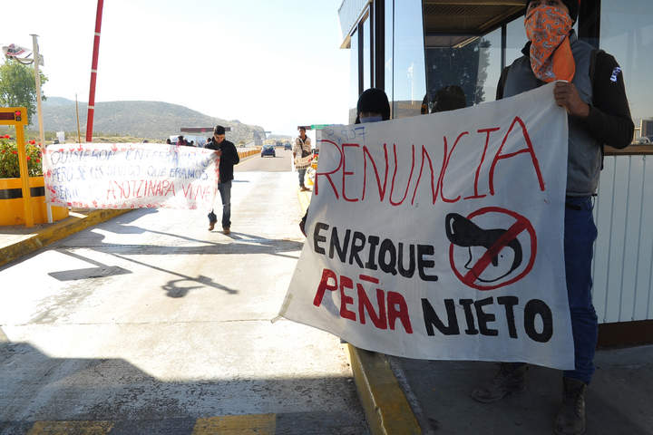 Los manifestantes exigen la renuncia del presidente Enrique Peña Nieto. (El Siglo de Torreón)