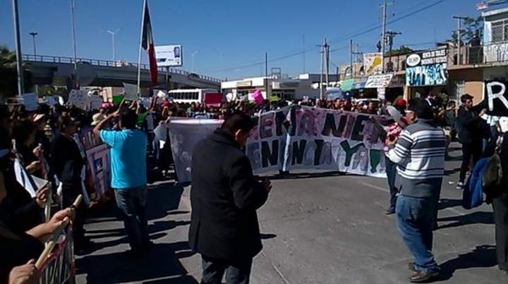 Los jóvenes desquiciaron el tráfico al bloquear inicialmente la circulación de un sentido del bulevar Revolución, a la altura del Puente Diana Laura. (El Siglo de Torreón)