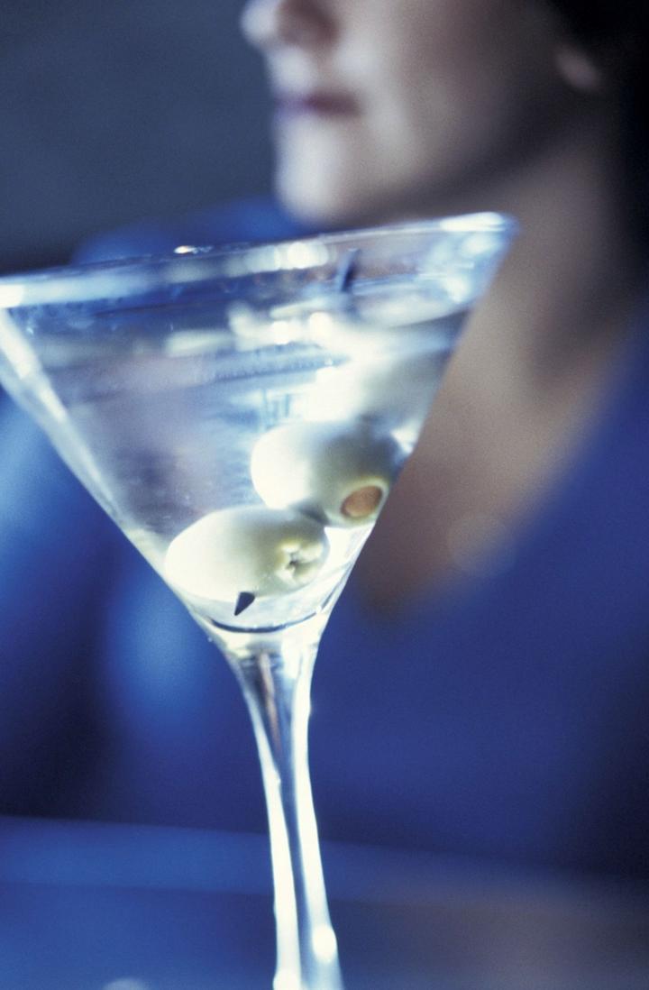 Según el informe, los bebedores excesivos son frecuentemente bebedores compulsivos. (ARCHIVO)