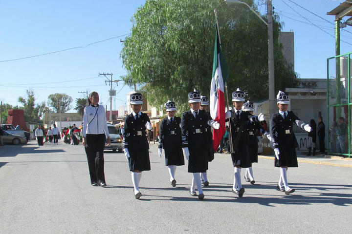 La celebración inició con los tradicionales honores a la Bandera Mexicana y la entonación del Himno Nacional para continuar con el desfile que recorrió las principales calles del municipio. (EL SIGLO DE TORREÓN)
