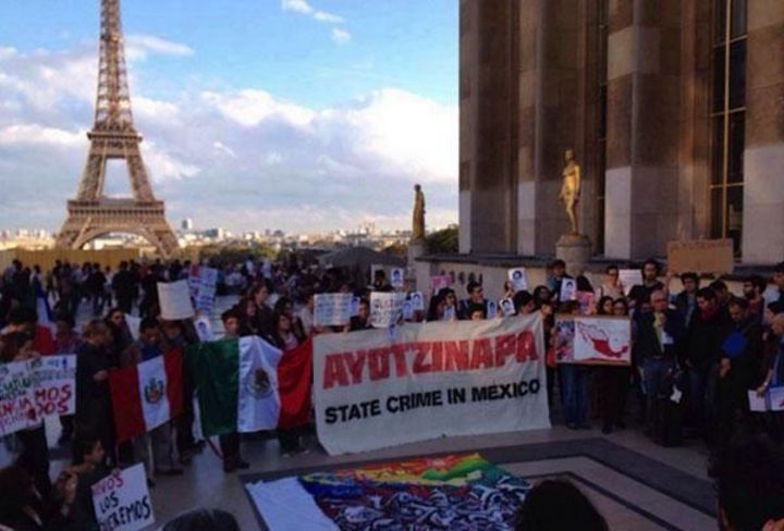 Casi un centenar de personas se dio cita en el corazón de París para enviar su respaldo a los estudiantes desaparecidos en Guerrero.