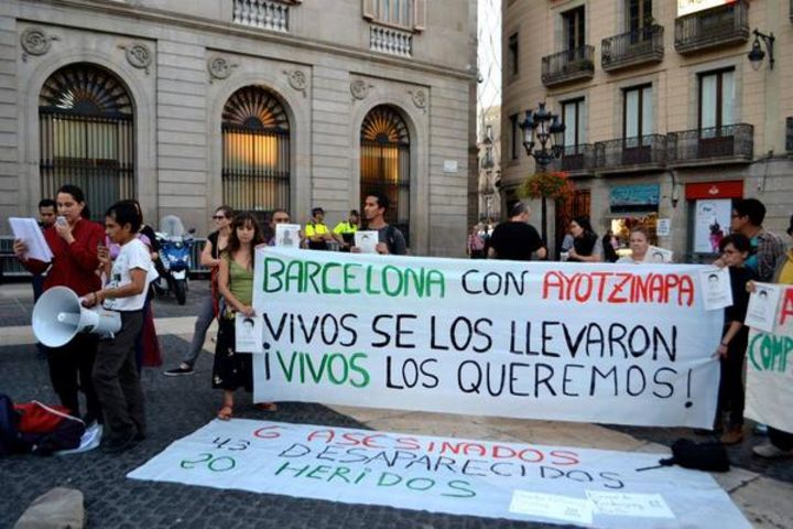 Estudiantes mexicanos radicados en Barcelona se encontraron en el centro de la ciudad Condal para lanzar consignas en contra del estado mexicano.