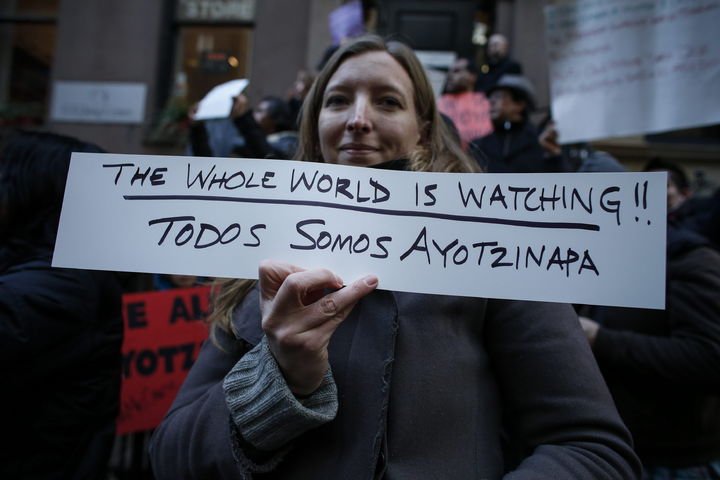 En Nueva York, al menos doscientas personas se manifestaron en el primer cuadro de la ciudad como apoyo a las marchas de protesta en todo México.