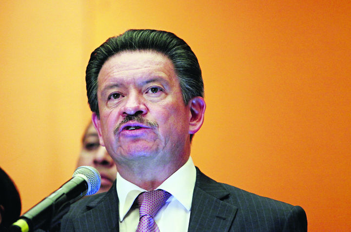 Defensor. El presidente del PRD, Carlos Navarrete, aseguró que hay grupos que quieren derrocar al presidente.