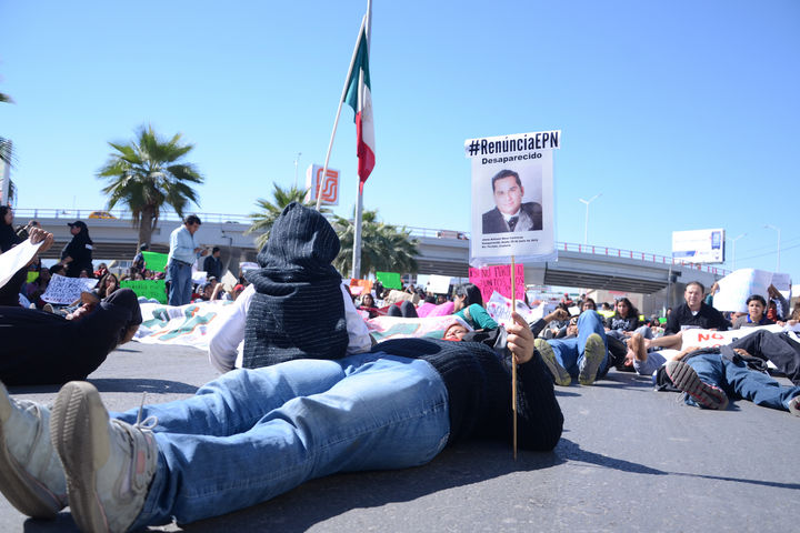 Exigencia. Manifestación para exigir la renuncia del presidente Enrique Peña Nieto y la aparición de los normalistas de Ayotzinapa,  inició con el bloqueo del bulevar Revolución.