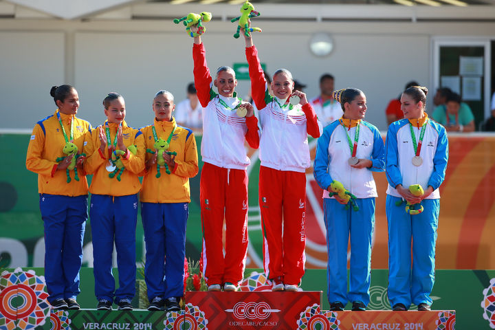 La mexicana Nuria Diosdado (izquierda al centro) ganó ayer su sexta medalla de oro de los Juegos Centroamericanos y del Caribe, al reinar junto a Blanca Delgado en la prueba de dueto libre del concurso de nado sincronizado.