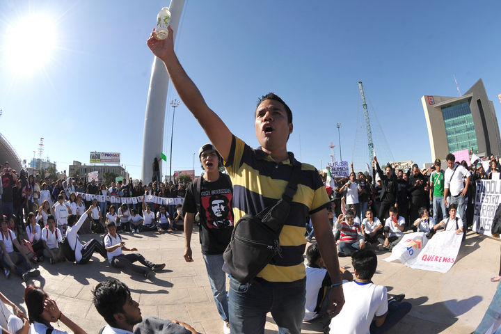 Solidarios. Más de dos mil personas piden la renuncia de Enrique Peña Nieto con una marcha que concluyó en la Plaza Mayor. (EL SIGLO DE TORREÓN)
