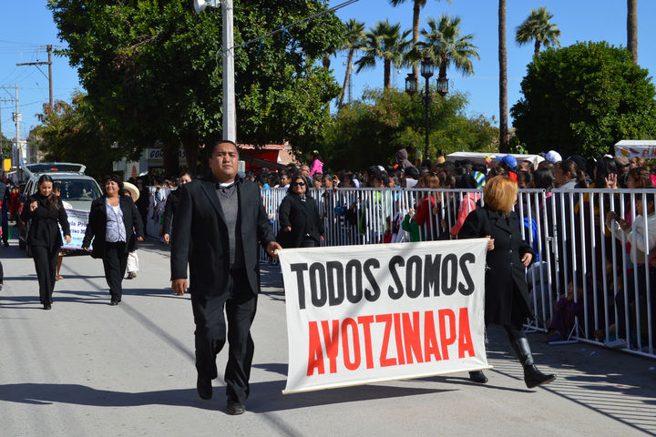 Reclaman. En el desfile se recordó el caso de Ayotzinapa.