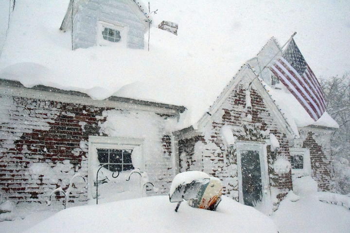 La tormenta provocó ya una acumulación de nieve de más de dos metros de altura, que es por lo general lo que se acumula de precipitación congelada en todo un año en el área que circunda a la ciudad de Buffalo. (EFE)