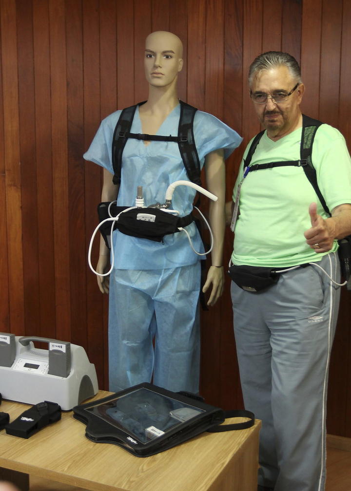 Pérez Yáñez aún conserva su propio corazón pero al estar dañado recibe apoyo de una máquina que le ayuda a bombear sangre. (ARCHIVO)