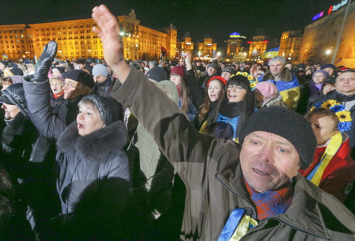 Revolución. Los ucranianos celebraron el viernes con elogios a aquellos que murieron por su patria.