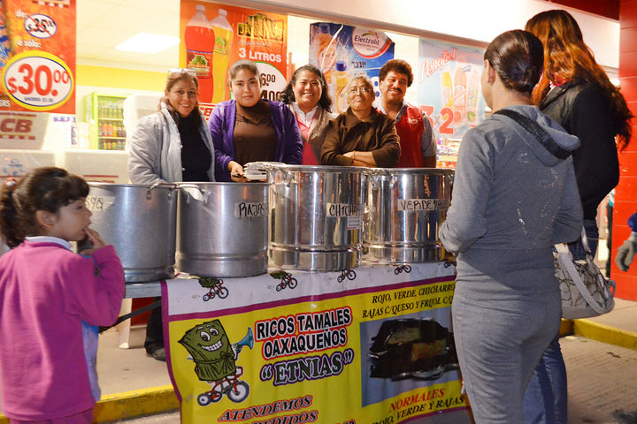 Familia. Doña Siri, junto con su familia y su comadre se encargan diariamente de la elaboración y venta de los tamales.