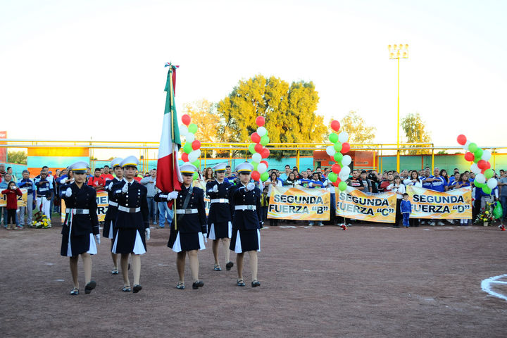Primeramente se llevó a cabo el desfile de los cien equipos participantes, con los respectivos honores a la bandera. 