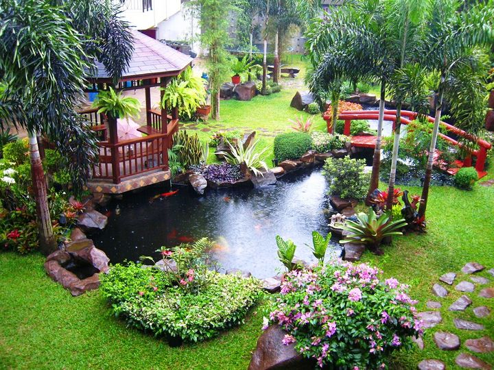 Si te puedes permitir emplear una pequeña área en un estanque, una cascada o una fuente dará una personalidad especial al jardín.